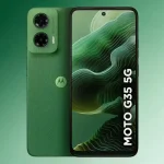 # Smartphone Motorola Moto g35 5G é Bom? Veja Antes de Comprar **Meta-descrição:** Veja se o Smartphone Motorola Moto g35 5G vale a pena: ficha técnica completa, análise de câmera, bateria, prós, contras e comparação com concorrentes. O **Smartphone Motorola Moto g35 5G** costuma atrair quem busca o primeiro celular com conectividade 5G sem pagar o valor de um modelo intermediário premium. Esse perfil inclui usuários que trocam de aparelho após anos usando modelos de entrada 4G, além de quem prioriza tela grande, boa taxa de atualização e câmera de qualidade para redes sociais, sem exigir desempenho de ponta para jogos pesados. Também é comum encontrar esse celular nas mãos de quem valoriza autonomia de bateria e recursos de segurança, já que o aparelho reúne leitor de impressão digital, NFC para pagamentos por aproximação e resistência a respingos de água. Portanto, antes de decidir pela compra, vale entender exatamente o que o **Smartphone Motorola Moto g35 5G** entrega em termos de processador, tela, câmera e bateria. Assim, você evita expectativas erradas sobre um aparelho de entrada que se destaca em alguns pontos, mas também apresenta limitações importantes de desempenho. ## Ficha Técnica completa do Smartphone Motorola Moto g35 5G | Especificação | Detalhe | O que isso significa | |---|---|---| | **Processador** | Unisoc T760, octa-core | Desempenho básico, adequado para uso leve. | | **Memória RAM** | 4 GB ou 8 GB, com RAM Boost virtual | Multitarefa simples sem grandes travamentos. | | **Armazenamento** | 128 GB ou 256 GB, expansível via microSD | Espaço confortável para fotos e aplicativos. | | **Tela** | 6,72" IPS LCD Full HD+, 120 Hz, 1000 nits | Rolagem fluida e boa visibilidade ao sol. | | **Câmera principal** | 50 MP com IA, ultrawide 8 MP | Boas fotos em ambientes com pouca luz. | | **Bateria** | 5.000 mAh, carregamento 20 W | Autonomia de sobra para o dia inteiro. | | **Conectividade** | 5G, Wi-Fi, Bluetooth 5.0, NFC, GPS | Conexão moderna e pagamentos por aproximação. | | **Peso e espessura** | 191 g e 7,8 mm | Fino e leve para uso prolongado na mão. | | **Sistema operacional** | Android 14 | Atualizações de segurança até agosto de 2027. | | **Segurança** | Leitor de digital lateral, resistência à água | Proteção contra respingos e chuva leve. | ## O que foi Analisado no Smartphone Motorola Moto g35 5G? Durante a análise deste modelo, o foco esteve em quatro frentes principais: capacidade real do processador Unisoc T760 em tarefas do cotidiano, qualidade da tela de 120 Hz em uso externo, desempenho da câmera de 50 MP em diferentes condições de luz e autonomia da bateria de 5.000 mAh ao longo de um dia de uso intenso. Assim como acontece em outros celulares de entrada com 5G, a expectativa era entender até onde o aparelho consegue equilibrar recursos modernos com um chipset mais limitado. Os resultados observados foram os seguintes. - **Processador Unisoc T760:** entrega desempenho suficiente para redes sociais, streaming e jogos leves como Free Fire, mas apresenta engasgos em títulos mais pesados como Genshin Impact. - **Tela IPS LCD 120 Hz Full HD+:** garante rolagem visivelmente mais fluida e brilho de até 1000 nits, favorecendo o uso do celular sob luz solar direta. - **Câmera principal de 50 MP com IA:** captura fotos nítidas em boas condições de luz e mantém qualidade razoável em ambientes internos com pouca iluminação. - **Bateria de 5.000 mAh:** sustenta um dia inteiro de uso moderado a intenso, embora o carregamento de 20 W seja considerado lento para o padrão atual do mercado. - **Conectividade NFC:** funciona de forma estável para pagamentos por aproximação, um recurso raro em celulares dessa faixa de preço. - **Resistência à água:** protege contra respingos e chuva leve, mas não é adequada para submersão completa do aparelho. ### Pros e Contras do Smartphone Motorola Moto g35 5G As avaliações a seguir se referem especificamente ao modelo Motorola Moto g35 5G, equipado com processador Unisoc T760, 8 GB de RAM e 128 GB de armazenamento, testado em uso real de redes sociais, câmera e autonomia de bateria. **Pontos fortes:** - Tela 120Hz garante navegação e rolagem fluidas. - Câmera 50MP entrega fotos nítidas com IA. - Bateria 5.000mAh sustenta o dia inteiro. - NFC permite pagamentos por aproximação. **Pontos de atenção:** - Processador Unisoc T760 limita jogos pesados. - Carregamento de 20W é considerado lento. - Versão de 4GB de RAM trava em multitarefa. ## Melhor Oferta do Smartphone Motorola Moto g35 5G O **Smartphone Motorola Moto g35 5G** é indicado para quem busca um celular de entrada com conectividade moderna e boa experiência visual, sem depender de desempenho avançado para jogos ou edição de conteúdo. Usuários que trocam de aparelho pela primeira vez para um modelo 5G, além de quem prioriza fotos de qualidade nas redes sociais, encontram nele uma proposta equilibrada entre preço e recursos. Em termos de funções e benefícios reais, a tela de 6,72 polegadas com taxa de 120 Hz e brilho de até 1000 nits entrega uma experiência de navegação e streaming superior à média dos concorrentes de entrada, especialmente em ambientes externos com muita luz. A câmera principal de 50 MP com inteligência artificial captura fotos nítidas mesmo em condições de pouca iluminação, enquanto a bateria de 5.000 mAh garante autonomia confortável para quem passa o dia fora de casa sem acesso frequente a uma tomada. O NFC integrado também amplia a utilidade do aparelho para pagamentos por aproximação, recurso ainda raro nessa faixa de preço. Por outro lado, o aparelho deixa a desejar em alguns pontos técnicos específicos. O processador Unisoc T760, embora seja cerca de 15% mais rápido que o Snapdragon 695 do modelo anterior, ainda representa um chipset de entrada, o que limita o desempenho em jogos mais pesados e pode gerar engasgos em multitarefa intensa, principalmente na versão com apenas 4 GB de RAM. O carregamento de 20 W também fica abaixo do padrão já oferecido por concorrentes diretos, tornando o processo de recarga mais demorado. Além disso, a resistência à água se limita a respingos e chuva leve, sem certificação para submersão. ## Comparativo entre os concorrentes Para entender se o **Smartphone Motorola Moto g35 5G** realmente compensa, vale compará-lo com três concorrentes diretos da mesma faixa de preço: o Samsung Galaxy A17 128GB, o Samsung Galaxy A07 256GB e o Xiaomi Redmi Note 15 Azul 8GB RAM. Cada um desses modelos representa uma proposta ligeiramente diferente dentro da categoria de entrada, o que ajuda a entender exatamente onde o Moto g35 5G se destaca e onde perde terreno. | Modelo | Processador | RAM | Armazenamento | Tela | Bateria | |---|---|---|---|---|---| | **Motorola Moto g35 5G** | Unisoc T760 | 8 GB | 128 GB | 6,72" IPS 120Hz | 5.000 mAh 20W | | **Samsung Galaxy A17 128GB** | Exynos 1330 | 4 GB | 128 GB | 6,7" AMOLED 90Hz | 5.000 mAh 25W | | **Samsung Galaxy A07 256GB** | Helio G99 | 8 GB | 256 GB | 6,7" PLS LCD 90Hz | 5.000 mAh 25W | | **Xiaomi Redmi Note 15 8GB** | Snapdragon 6 Gen 3 | 8 GB | 256 GB | 6,77" AMOLED 120Hz | 5.520 mAh 45W | Entre os principais diferenciais de cada concorrente, destacam-se os seguintes benefícios. - O Moto g35 5G é o único do grupo com **brilho de tela de até 1000 nits** para uso externo. - O Samsung Galaxy A17 traz tela **Super AMOLED**, com cores mais vivas e contraste superior. - O Samsung Galaxy A07 oferece processador mais recente e até seis anos de atualizações. - O Xiaomi Redmi Note 15 lidera em carregamento rápido e capacidade de bateria. O **Samsung Galaxy A17 128GB** utiliza o processador Exynos 1330, um chip voltado para tarefas básicas do cotidiano, com desempenho considerado ainda mais limitado que o Unisoc T760 do Moto g35 5G segundo avaliações especializadas. A tela Super AMOLED de 6,7 polegadas é um diferencial importante, entregando cores mais vibrantes e contraste superior ao painel IPS LCD do Moto g35, mesmo com taxa de atualização de apenas 90 Hz contra os 120 Hz do concorrente da Motorola. A versão de 128 GB vem com apenas 4 GB de RAM, metade da configuração testada no Moto g35 5G, o que pode comprometer a multitarefa em uso intenso. Por outro lado, a certificação IP54 contra água e poeira e as seis atualizações de Android prometidas pela Samsung superam a proposta da Motorola nesse quesito. Já o **Samsung Galaxy A07 256GB** aposta no processador MediaTek Helio G99, fabricado em 6 nanômetros, que entrega performance superior ao Unisoc T760 em benchmarks e tarefas de multitarefa, segundo análises do setor. Com 8 GB de RAM e 256 GB de armazenamento, essa configuração dobra o espaço interno disponível no Moto g35 5G testado, favorecendo quem armazena muitas fotos e aplicativos. A tela PLS LCD de 6,7 polegadas com resolução HD+ (720 x 1600) fica, porém, abaixo da resolução Full HD+ do Moto g35 5G, resultando em menor nitidez de imagem. O carregamento de 25 W também é mais rápido que os 20 W oferecidos pela Motorola. Por fim, o **Xiaomi Redmi Note 15 Azul 8GB RAM** se destaca como o mais robusto do comparativo, equipado com processador Snapdragon 6 Gen 3, fabricado em 4 nanômetros, que entrega desempenho sensivelmente superior ao Unisoc T760 em tarefas de multitarefa e jogos leves. A tela AMOLED de 6,77 polegadas com 120 Hz supera o painel IPS LCD do Moto g35 5G em contraste e definição de cores, enquanto a bateria de 5.520 mAh com carregamento de 45 W reduz drasticamente o tempo de recarga em comparação aos 20 W do concorrente da Motorola. A câmera principal de 108 MP com estabilização óptica também representa um salto de resolução frente aos 50 MP do Moto g35 5G, embora o preço do Redmi Note 15 costume ser mais elevado dentro da categoria de entrada. ## Dúvidas Frequentes Antes da Compra ### O Smartphone Motorola Moto g35 5G é bom para jogos? Para jogos leves e populares, como Free Fire e Mobile Legends, o desempenho é satisfatório. Porém, o processador Unisoc T760 apresenta limitações em títulos mais pesados, como Genshin Impact ou Warzone Mobile, que exigem gráficos mais exigentes e processamento avançado. ### O Smartphone Motorola Moto g35 5G vale a pena em relação aos concorrentes com 5G? Sim, principalmente pela combinação de tela 120 Hz, câmera de 50 MP e bateria de 5.000 mAh por um preço competitivo. Ainda assim, vale considerar a versão de 8 GB de RAM, já que a configuração de 4 GB pode apresentar mais lentidão em multitarefa intensa. ### A bateria do Smartphone Motorola Moto g35 5G dura o dia todo? Sim, os 5.000 mAh garantem autonomia confortável mesmo em uso intenso, com tela ligada por várias horas. O ponto de atenção fica por conta do carregamento de apenas 20 W, mais lento que o de concorrentes diretos da mesma faixa de preço. ## Veredito Sobre o Smartphone Motorola Moto g35 5G No geral, o **Smartphone Motorola Moto g35 5G** entrega uma proposta consistente para quem busca conectividade 5G, tela fluida de 120 Hz e câmera de qualidade em um aparelho de entrada. A combinação de brilho elevado de até 1000 nits, bateria de 5.000 mAh e recursos como NFC e leitor de impressão digital tornam o celular uma opção equilibrada para o uso diário de redes sociais, streaming e fotografia casual, especialmente na configuração com 8 GB de RAM. Por outro lado, o processador Unisoc T760 e o carregamento de apenas 20 W pedem atenção redobrada de quem pretende jogar títulos mais pesados ou depende de recargas rápidas ao longo do dia. Comparado a concorrentes como o Samsung Galaxy A17, o Samsung Galaxy A07 e o Xiaomi Redmi Note 15, o Moto g35 5G se destaca principalmente pela tela mais brilhante e pela taxa de atualização de 120 Hz, mas perde em desempenho bruto e velocidade de carregamento para rivais mais recentes da categoria.