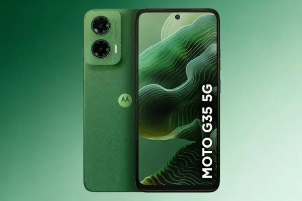 # Smartphone Motorola Moto g35 5G é Bom? Veja Antes de Comprar **Meta-descrição:** Veja se o Smartphone Motorola Moto g35 5G vale a pena: ficha técnica completa, análise de câmera, bateria, prós, contras e comparação com concorrentes. O **Smartphone Motorola Moto g35 5G** costuma atrair quem busca o primeiro celular com conectividade 5G sem pagar o valor de um modelo intermediário premium. Esse perfil inclui usuários que trocam de aparelho após anos usando modelos de entrada 4G, além de quem prioriza tela grande, boa taxa de atualização e câmera de qualidade para redes sociais, sem exigir desempenho de ponta para jogos pesados. Também é comum encontrar esse celular nas mãos de quem valoriza autonomia de bateria e recursos de segurança, já que o aparelho reúne leitor de impressão digital, NFC para pagamentos por aproximação e resistência a respingos de água. Portanto, antes de decidir pela compra, vale entender exatamente o que o **Smartphone Motorola Moto g35 5G** entrega em termos de processador, tela, câmera e bateria. Assim, você evita expectativas erradas sobre um aparelho de entrada que se destaca em alguns pontos, mas também apresenta limitações importantes de desempenho. ## Ficha Técnica completa do Smartphone Motorola Moto g35 5G | Especificação | Detalhe | O que isso significa | |---|---|---| | **Processador** | Unisoc T760, octa-core | Desempenho básico, adequado para uso leve. | | **Memória RAM** | 4 GB ou 8 GB, com RAM Boost virtual | Multitarefa simples sem grandes travamentos. | | **Armazenamento** | 128 GB ou 256 GB, expansível via microSD | Espaço confortável para fotos e aplicativos. | | **Tela** | 6,72" IPS LCD Full HD+, 120 Hz, 1000 nits | Rolagem fluida e boa visibilidade ao sol. | | **Câmera principal** | 50 MP com IA, ultrawide 8 MP | Boas fotos em ambientes com pouca luz. | | **Bateria** | 5.000 mAh, carregamento 20 W | Autonomia de sobra para o dia inteiro. | | **Conectividade** | 5G, Wi-Fi, Bluetooth 5.0, NFC, GPS | Conexão moderna e pagamentos por aproximação. | | **Peso e espessura** | 191 g e 7,8 mm | Fino e leve para uso prolongado na mão. | | **Sistema operacional** | Android 14 | Atualizações de segurança até agosto de 2027. | | **Segurança** | Leitor de digital lateral, resistência à água | Proteção contra respingos e chuva leve. | ## O que foi Analisado no Smartphone Motorola Moto g35 5G? Durante a análise deste modelo, o foco esteve em quatro frentes principais: capacidade real do processador Unisoc T760 em tarefas do cotidiano, qualidade da tela de 120 Hz em uso externo, desempenho da câmera de 50 MP em diferentes condições de luz e autonomia da bateria de 5.000 mAh ao longo de um dia de uso intenso. Assim como acontece em outros celulares de entrada com 5G, a expectativa era entender até onde o aparelho consegue equilibrar recursos modernos com um chipset mais limitado. Os resultados observados foram os seguintes. - **Processador Unisoc T760:** entrega desempenho suficiente para redes sociais, streaming e jogos leves como Free Fire, mas apresenta engasgos em títulos mais pesados como Genshin Impact. - **Tela IPS LCD 120 Hz Full HD+:** garante rolagem visivelmente mais fluida e brilho de até 1000 nits, favorecendo o uso do celular sob luz solar direta. - **Câmera principal de 50 MP com IA:** captura fotos nítidas em boas condições de luz e mantém qualidade razoável em ambientes internos com pouca iluminação. - **Bateria de 5.000 mAh:** sustenta um dia inteiro de uso moderado a intenso, embora o carregamento de 20 W seja considerado lento para o padrão atual do mercado. - **Conectividade NFC:** funciona de forma estável para pagamentos por aproximação, um recurso raro em celulares dessa faixa de preço. - **Resistência à água:** protege contra respingos e chuva leve, mas não é adequada para submersão completa do aparelho. ### Pros e Contras do Smartphone Motorola Moto g35 5G As avaliações a seguir se referem especificamente ao modelo Motorola Moto g35 5G, equipado com processador Unisoc T760, 8 GB de RAM e 128 GB de armazenamento, testado em uso real de redes sociais, câmera e autonomia de bateria. **Pontos fortes:** - Tela 120Hz garante navegação e rolagem fluidas. - Câmera 50MP entrega fotos nítidas com IA. - Bateria 5.000mAh sustenta o dia inteiro. - NFC permite pagamentos por aproximação. **Pontos de atenção:** - Processador Unisoc T760 limita jogos pesados. - Carregamento de 20W é considerado lento. - Versão de 4GB de RAM trava em multitarefa. ## Melhor Oferta do Smartphone Motorola Moto g35 5G O **Smartphone Motorola Moto g35 5G** é indicado para quem busca um celular de entrada com conectividade moderna e boa experiência visual, sem depender de desempenho avançado para jogos ou edição de conteúdo. Usuários que trocam de aparelho pela primeira vez para um modelo 5G, além de quem prioriza fotos de qualidade nas redes sociais, encontram nele uma proposta equilibrada entre preço e recursos. Em termos de funções e benefícios reais, a tela de 6,72 polegadas com taxa de 120 Hz e brilho de até 1000 nits entrega uma experiência de navegação e streaming superior à média dos concorrentes de entrada, especialmente em ambientes externos com muita luz. A câmera principal de 50 MP com inteligência artificial captura fotos nítidas mesmo em condições de pouca iluminação, enquanto a bateria de 5.000 mAh garante autonomia confortável para quem passa o dia fora de casa sem acesso frequente a uma tomada. O NFC integrado também amplia a utilidade do aparelho para pagamentos por aproximação, recurso ainda raro nessa faixa de preço. Por outro lado, o aparelho deixa a desejar em alguns pontos técnicos específicos. O processador Unisoc T760, embora seja cerca de 15% mais rápido que o Snapdragon 695 do modelo anterior, ainda representa um chipset de entrada, o que limita o desempenho em jogos mais pesados e pode gerar engasgos em multitarefa intensa, principalmente na versão com apenas 4 GB de RAM. O carregamento de 20 W também fica abaixo do padrão já oferecido por concorrentes diretos, tornando o processo de recarga mais demorado. Além disso, a resistência à água se limita a respingos e chuva leve, sem certificação para submersão. ## Comparativo entre os concorrentes Para entender se o **Smartphone Motorola Moto g35 5G** realmente compensa, vale compará-lo com três concorrentes diretos da mesma faixa de preço: o Samsung Galaxy A17 128GB, o Samsung Galaxy A07 256GB e o Xiaomi Redmi Note 15 Azul 8GB RAM. Cada um desses modelos representa uma proposta ligeiramente diferente dentro da categoria de entrada, o que ajuda a entender exatamente onde o Moto g35 5G se destaca e onde perde terreno. | Modelo | Processador | RAM | Armazenamento | Tela | Bateria | |---|---|---|---|---|---| | **Motorola Moto g35 5G** | Unisoc T760 | 8 GB | 128 GB | 6,72" IPS 120Hz | 5.000 mAh 20W | | **Samsung Galaxy A17 128GB** | Exynos 1330 | 4 GB | 128 GB | 6,7" AMOLED 90Hz | 5.000 mAh 25W | | **Samsung Galaxy A07 256GB** | Helio G99 | 8 GB | 256 GB | 6,7" PLS LCD 90Hz | 5.000 mAh 25W | | **Xiaomi Redmi Note 15 8GB** | Snapdragon 6 Gen 3 | 8 GB | 256 GB | 6,77" AMOLED 120Hz | 5.520 mAh 45W | Entre os principais diferenciais de cada concorrente, destacam-se os seguintes benefícios. - O Moto g35 5G é o único do grupo com **brilho de tela de até 1000 nits** para uso externo. - O Samsung Galaxy A17 traz tela **Super AMOLED**, com cores mais vivas e contraste superior. - O Samsung Galaxy A07 oferece processador mais recente e até seis anos de atualizações. - O Xiaomi Redmi Note 15 lidera em carregamento rápido e capacidade de bateria. O **Samsung Galaxy A17 128GB** utiliza o processador Exynos 1330, um chip voltado para tarefas básicas do cotidiano, com desempenho considerado ainda mais limitado que o Unisoc T760 do Moto g35 5G segundo avaliações especializadas. A tela Super AMOLED de 6,7 polegadas é um diferencial importante, entregando cores mais vibrantes e contraste superior ao painel IPS LCD do Moto g35, mesmo com taxa de atualização de apenas 90 Hz contra os 120 Hz do concorrente da Motorola. A versão de 128 GB vem com apenas 4 GB de RAM, metade da configuração testada no Moto g35 5G, o que pode comprometer a multitarefa em uso intenso. Por outro lado, a certificação IP54 contra água e poeira e as seis atualizações de Android prometidas pela Samsung superam a proposta da Motorola nesse quesito. Já o **Samsung Galaxy A07 256GB** aposta no processador MediaTek Helio G99, fabricado em 6 nanômetros, que entrega performance superior ao Unisoc T760 em benchmarks e tarefas de multitarefa, segundo análises do setor. Com 8 GB de RAM e 256 GB de armazenamento, essa configuração dobra o espaço interno disponível no Moto g35 5G testado, favorecendo quem armazena muitas fotos e aplicativos. A tela PLS LCD de 6,7 polegadas com resolução HD+ (720 x 1600) fica, porém, abaixo da resolução Full HD+ do Moto g35 5G, resultando em menor nitidez de imagem. O carregamento de 25 W também é mais rápido que os 20 W oferecidos pela Motorola. Por fim, o **Xiaomi Redmi Note 15 Azul 8GB RAM** se destaca como o mais robusto do comparativo, equipado com processador Snapdragon 6 Gen 3, fabricado em 4 nanômetros, que entrega desempenho sensivelmente superior ao Unisoc T760 em tarefas de multitarefa e jogos leves. A tela AMOLED de 6,77 polegadas com 120 Hz supera o painel IPS LCD do Moto g35 5G em contraste e definição de cores, enquanto a bateria de 5.520 mAh com carregamento de 45 W reduz drasticamente o tempo de recarga em comparação aos 20 W do concorrente da Motorola. A câmera principal de 108 MP com estabilização óptica também representa um salto de resolução frente aos 50 MP do Moto g35 5G, embora o preço do Redmi Note 15 costume ser mais elevado dentro da categoria de entrada. ## Dúvidas Frequentes Antes da Compra ### O Smartphone Motorola Moto g35 5G é bom para jogos? Para jogos leves e populares, como Free Fire e Mobile Legends, o desempenho é satisfatório. Porém, o processador Unisoc T760 apresenta limitações em títulos mais pesados, como Genshin Impact ou Warzone Mobile, que exigem gráficos mais exigentes e processamento avançado. ### O Smartphone Motorola Moto g35 5G vale a pena em relação aos concorrentes com 5G? Sim, principalmente pela combinação de tela 120 Hz, câmera de 50 MP e bateria de 5.000 mAh por um preço competitivo. Ainda assim, vale considerar a versão de 8 GB de RAM, já que a configuração de 4 GB pode apresentar mais lentidão em multitarefa intensa. ### A bateria do Smartphone Motorola Moto g35 5G dura o dia todo? Sim, os 5.000 mAh garantem autonomia confortável mesmo em uso intenso, com tela ligada por várias horas. O ponto de atenção fica por conta do carregamento de apenas 20 W, mais lento que o de concorrentes diretos da mesma faixa de preço. ## Veredito Sobre o Smartphone Motorola Moto g35 5G No geral, o **Smartphone Motorola Moto g35 5G** entrega uma proposta consistente para quem busca conectividade 5G, tela fluida de 120 Hz e câmera de qualidade em um aparelho de entrada. A combinação de brilho elevado de até 1000 nits, bateria de 5.000 mAh e recursos como NFC e leitor de impressão digital tornam o celular uma opção equilibrada para o uso diário de redes sociais, streaming e fotografia casual, especialmente na configuração com 8 GB de RAM. Por outro lado, o processador Unisoc T760 e o carregamento de apenas 20 W pedem atenção redobrada de quem pretende jogar títulos mais pesados ou depende de recargas rápidas ao longo do dia. Comparado a concorrentes como o Samsung Galaxy A17, o Samsung Galaxy A07 e o Xiaomi Redmi Note 15, o Moto g35 5G se destaca principalmente pela tela mais brilhante e pela taxa de atualização de 120 Hz, mas perde em desempenho bruto e velocidade de carregamento para rivais mais recentes da categoria.