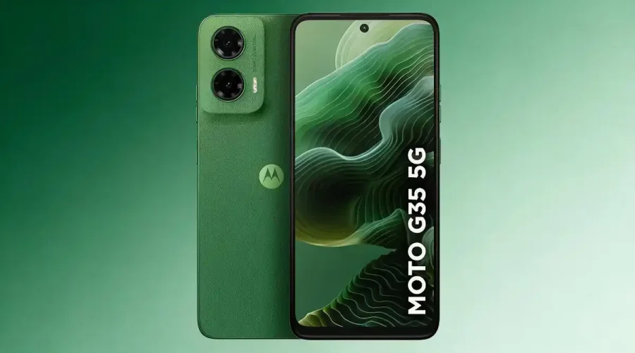 # Smartphone Motorola Moto g35 5G é Bom? Veja Antes de Comprar **Meta-descrição:** Veja se o Smartphone Motorola Moto g35 5G vale a pena: ficha técnica completa, análise de câmera, bateria, prós, contras e comparação com concorrentes. O **Smartphone Motorola Moto g35 5G** costuma atrair quem busca o primeiro celular com conectividade 5G sem pagar o valor de um modelo intermediário premium. Esse perfil inclui usuários que trocam de aparelho após anos usando modelos de entrada 4G, além de quem prioriza tela grande, boa taxa de atualização e câmera de qualidade para redes sociais, sem exigir desempenho de ponta para jogos pesados. Também é comum encontrar esse celular nas mãos de quem valoriza autonomia de bateria e recursos de segurança, já que o aparelho reúne leitor de impressão digital, NFC para pagamentos por aproximação e resistência a respingos de água. Portanto, antes de decidir pela compra, vale entender exatamente o que o **Smartphone Motorola Moto g35 5G** entrega em termos de processador, tela, câmera e bateria. Assim, você evita expectativas erradas sobre um aparelho de entrada que se destaca em alguns pontos, mas também apresenta limitações importantes de desempenho. ## Ficha Técnica completa do Smartphone Motorola Moto g35 5G | Especificação | Detalhe | O que isso significa | |---|---|---| | **Processador** | Unisoc T760, octa-core | Desempenho básico, adequado para uso leve. | | **Memória RAM** | 4 GB ou 8 GB, com RAM Boost virtual | Multitarefa simples sem grandes travamentos. | | **Armazenamento** | 128 GB ou 256 GB, expansível via microSD | Espaço confortável para fotos e aplicativos. | | **Tela** | 6,72" IPS LCD Full HD+, 120 Hz, 1000 nits | Rolagem fluida e boa visibilidade ao sol. | | **Câmera principal** | 50 MP com IA, ultrawide 8 MP | Boas fotos em ambientes com pouca luz. | | **Bateria** | 5.000 mAh, carregamento 20 W | Autonomia de sobra para o dia inteiro. | | **Conectividade** | 5G, Wi-Fi, Bluetooth 5.0, NFC, GPS | Conexão moderna e pagamentos por aproximação. | | **Peso e espessura** | 191 g e 7,8 mm | Fino e leve para uso prolongado na mão. | | **Sistema operacional** | Android 14 | Atualizações de segurança até agosto de 2027. | | **Segurança** | Leitor de digital lateral, resistência à água | Proteção contra respingos e chuva leve. | ## O que foi Analisado no Smartphone Motorola Moto g35 5G? Durante a análise deste modelo, o foco esteve em quatro frentes principais: capacidade real do processador Unisoc T760 em tarefas do cotidiano, qualidade da tela de 120 Hz em uso externo, desempenho da câmera de 50 MP em diferentes condições de luz e autonomia da bateria de 5.000 mAh ao longo de um dia de uso intenso. Assim como acontece em outros celulares de entrada com 5G, a expectativa era entender até onde o aparelho consegue equilibrar recursos modernos com um chipset mais limitado. Os resultados observados foram os seguintes. - **Processador Unisoc T760:** entrega desempenho suficiente para redes sociais, streaming e jogos leves como Free Fire, mas apresenta engasgos em títulos mais pesados como Genshin Impact. - **Tela IPS LCD 120 Hz Full HD+:** garante rolagem visivelmente mais fluida e brilho de até 1000 nits, favorecendo o uso do celular sob luz solar direta. - **Câmera principal de 50 MP com IA:** captura fotos nítidas em boas condições de luz e mantém qualidade razoável em ambientes internos com pouca iluminação. - **Bateria de 5.000 mAh:** sustenta um dia inteiro de uso moderado a intenso, embora o carregamento de 20 W seja considerado lento para o padrão atual do mercado. - **Conectividade NFC:** funciona de forma estável para pagamentos por aproximação, um recurso raro em celulares dessa faixa de preço. - **Resistência à água:** protege contra respingos e chuva leve, mas não é adequada para submersão completa do aparelho. ### Pros e Contras do Smartphone Motorola Moto g35 5G As avaliações a seguir se referem especificamente ao modelo Motorola Moto g35 5G, equipado com processador Unisoc T760, 8 GB de RAM e 128 GB de armazenamento, testado em uso real de redes sociais, câmera e autonomia de bateria. **Pontos fortes:** - Tela 120Hz garante navegação e rolagem fluidas. - Câmera 50MP entrega fotos nítidas com IA. - Bateria 5.000mAh sustenta o dia inteiro. - NFC permite pagamentos por aproximação. **Pontos de atenção:** - Processador Unisoc T760 limita jogos pesados. - Carregamento de 20W é considerado lento. - Versão de 4GB de RAM trava em multitarefa. ## Melhor Oferta do Smartphone Motorola Moto g35 5G O **Smartphone Motorola Moto g35 5G** é indicado para quem busca um celular de entrada com conectividade moderna e boa experiência visual, sem depender de desempenho avançado para jogos ou edição de conteúdo. Usuários que trocam de aparelho pela primeira vez para um modelo 5G, além de quem prioriza fotos de qualidade nas redes sociais, encontram nele uma proposta equilibrada entre preço e recursos. Em termos de funções e benefícios reais, a tela de 6,72 polegadas com taxa de 120 Hz e brilho de até 1000 nits entrega uma experiência de navegação e streaming superior à média dos concorrentes de entrada, especialmente em ambientes externos com muita luz. A câmera principal de 50 MP com inteligência artificial captura fotos nítidas mesmo em condições de pouca iluminação, enquanto a bateria de 5.000 mAh garante autonomia confortável para quem passa o dia fora de casa sem acesso frequente a uma tomada. O NFC integrado também amplia a utilidade do aparelho para pagamentos por aproximação, recurso ainda raro nessa faixa de preço. Por outro lado, o aparelho deixa a desejar em alguns pontos técnicos específicos. O processador Unisoc T760, embora seja cerca de 15% mais rápido que o Snapdragon 695 do modelo anterior, ainda representa um chipset de entrada, o que limita o desempenho em jogos mais pesados e pode gerar engasgos em multitarefa intensa, principalmente na versão com apenas 4 GB de RAM. O carregamento de 20 W também fica abaixo do padrão já oferecido por concorrentes diretos, tornando o processo de recarga mais demorado. Além disso, a resistência à água se limita a respingos e chuva leve, sem certificação para submersão. ## Comparativo entre os concorrentes Para entender se o **Smartphone Motorola Moto g35 5G** realmente compensa, vale compará-lo com três concorrentes diretos da mesma faixa de preço: o Samsung Galaxy A17 128GB, o Samsung Galaxy A07 256GB e o Xiaomi Redmi Note 15 Azul 8GB RAM. Cada um desses modelos representa uma proposta ligeiramente diferente dentro da categoria de entrada, o que ajuda a entender exatamente onde o Moto g35 5G se destaca e onde perde terreno. | Modelo | Processador | RAM | Armazenamento | Tela | Bateria | |---|---|---|---|---|---| | **Motorola Moto g35 5G** | Unisoc T760 | 8 GB | 128 GB | 6,72" IPS 120Hz | 5.000 mAh 20W | | **Samsung Galaxy A17 128GB** | Exynos 1330 | 4 GB | 128 GB | 6,7" AMOLED 90Hz | 5.000 mAh 25W | | **Samsung Galaxy A07 256GB** | Helio G99 | 8 GB | 256 GB | 6,7" PLS LCD 90Hz | 5.000 mAh 25W | | **Xiaomi Redmi Note 15 8GB** | Snapdragon 6 Gen 3 | 8 GB | 256 GB | 6,77" AMOLED 120Hz | 5.520 mAh 45W | Entre os principais diferenciais de cada concorrente, destacam-se os seguintes benefícios. - O Moto g35 5G é o único do grupo com **brilho de tela de até 1000 nits** para uso externo. - O Samsung Galaxy A17 traz tela **Super AMOLED**, com cores mais vivas e contraste superior. - O Samsung Galaxy A07 oferece processador mais recente e até seis anos de atualizações. - O Xiaomi Redmi Note 15 lidera em carregamento rápido e capacidade de bateria. O **Samsung Galaxy A17 128GB** utiliza o processador Exynos 1330, um chip voltado para tarefas básicas do cotidiano, com desempenho considerado ainda mais limitado que o Unisoc T760 do Moto g35 5G segundo avaliações especializadas. A tela Super AMOLED de 6,7 polegadas é um diferencial importante, entregando cores mais vibrantes e contraste superior ao painel IPS LCD do Moto g35, mesmo com taxa de atualização de apenas 90 Hz contra os 120 Hz do concorrente da Motorola. A versão de 128 GB vem com apenas 4 GB de RAM, metade da configuração testada no Moto g35 5G, o que pode comprometer a multitarefa em uso intenso. Por outro lado, a certificação IP54 contra água e poeira e as seis atualizações de Android prometidas pela Samsung superam a proposta da Motorola nesse quesito. Já o **Samsung Galaxy A07 256GB** aposta no processador MediaTek Helio G99, fabricado em 6 nanômetros, que entrega performance superior ao Unisoc T760 em benchmarks e tarefas de multitarefa, segundo análises do setor. Com 8 GB de RAM e 256 GB de armazenamento, essa configuração dobra o espaço interno disponível no Moto g35 5G testado, favorecendo quem armazena muitas fotos e aplicativos. A tela PLS LCD de 6,7 polegadas com resolução HD+ (720 x 1600) fica, porém, abaixo da resolução Full HD+ do Moto g35 5G, resultando em menor nitidez de imagem. O carregamento de 25 W também é mais rápido que os 20 W oferecidos pela Motorola. Por fim, o **Xiaomi Redmi Note 15 Azul 8GB RAM** se destaca como o mais robusto do comparativo, equipado com processador Snapdragon 6 Gen 3, fabricado em 4 nanômetros, que entrega desempenho sensivelmente superior ao Unisoc T760 em tarefas de multitarefa e jogos leves. A tela AMOLED de 6,77 polegadas com 120 Hz supera o painel IPS LCD do Moto g35 5G em contraste e definição de cores, enquanto a bateria de 5.520 mAh com carregamento de 45 W reduz drasticamente o tempo de recarga em comparação aos 20 W do concorrente da Motorola. A câmera principal de 108 MP com estabilização óptica também representa um salto de resolução frente aos 50 MP do Moto g35 5G, embora o preço do Redmi Note 15 costume ser mais elevado dentro da categoria de entrada. ## Dúvidas Frequentes Antes da Compra ### O Smartphone Motorola Moto g35 5G é bom para jogos? Para jogos leves e populares, como Free Fire e Mobile Legends, o desempenho é satisfatório. Porém, o processador Unisoc T760 apresenta limitações em títulos mais pesados, como Genshin Impact ou Warzone Mobile, que exigem gráficos mais exigentes e processamento avançado. ### O Smartphone Motorola Moto g35 5G vale a pena em relação aos concorrentes com 5G? Sim, principalmente pela combinação de tela 120 Hz, câmera de 50 MP e bateria de 5.000 mAh por um preço competitivo. Ainda assim, vale considerar a versão de 8 GB de RAM, já que a configuração de 4 GB pode apresentar mais lentidão em multitarefa intensa. ### A bateria do Smartphone Motorola Moto g35 5G dura o dia todo? Sim, os 5.000 mAh garantem autonomia confortável mesmo em uso intenso, com tela ligada por várias horas. O ponto de atenção fica por conta do carregamento de apenas 20 W, mais lento que o de concorrentes diretos da mesma faixa de preço. ## Veredito Sobre o Smartphone Motorola Moto g35 5G No geral, o **Smartphone Motorola Moto g35 5G** entrega uma proposta consistente para quem busca conectividade 5G, tela fluida de 120 Hz e câmera de qualidade em um aparelho de entrada. A combinação de brilho elevado de até 1000 nits, bateria de 5.000 mAh e recursos como NFC e leitor de impressão digital tornam o celular uma opção equilibrada para o uso diário de redes sociais, streaming e fotografia casual, especialmente na configuração com 8 GB de RAM. Por outro lado, o processador Unisoc T760 e o carregamento de apenas 20 W pedem atenção redobrada de quem pretende jogar títulos mais pesados ou depende de recargas rápidas ao longo do dia. Comparado a concorrentes como o Samsung Galaxy A17, o Samsung Galaxy A07 e o Xiaomi Redmi Note 15, o Moto g35 5G se destaca principalmente pela tela mais brilhante e pela taxa de atualização de 120 Hz, mas perde em desempenho bruto e velocidade de carregamento para rivais mais recentes da categoria.